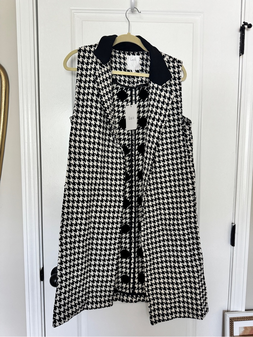 Luii Black & White Houndstooth Sleeveless Vest